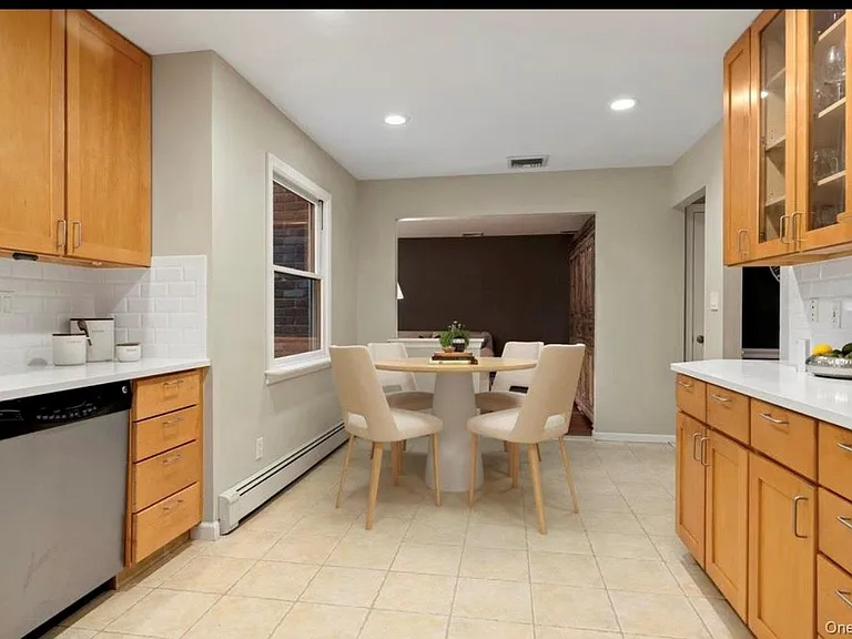 240 Plainview Rd — Photo 4