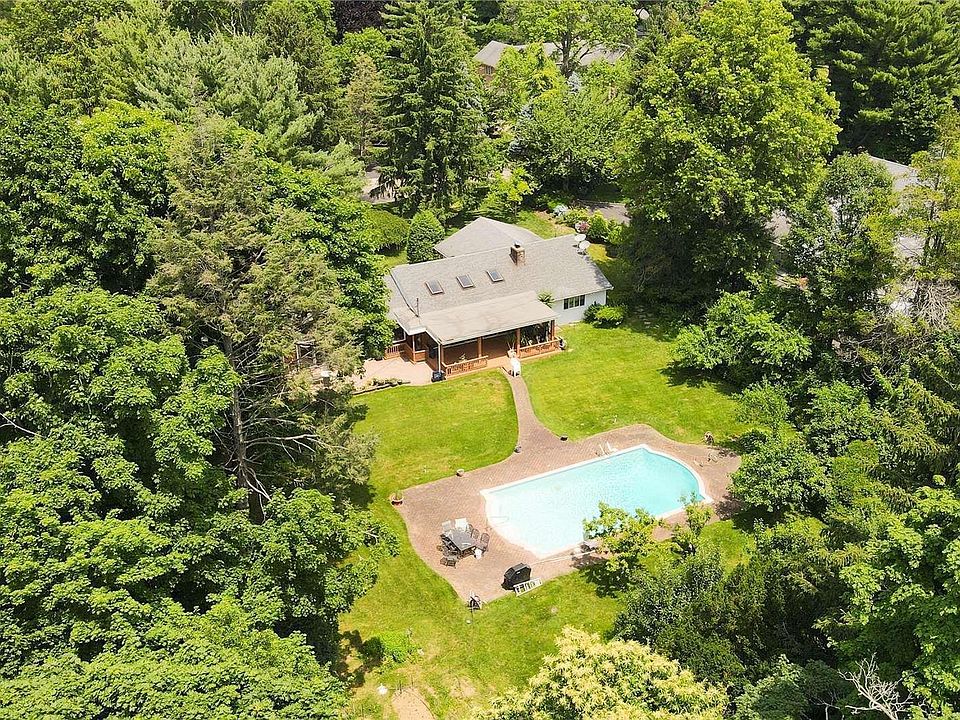 1st image of 8 The Pines