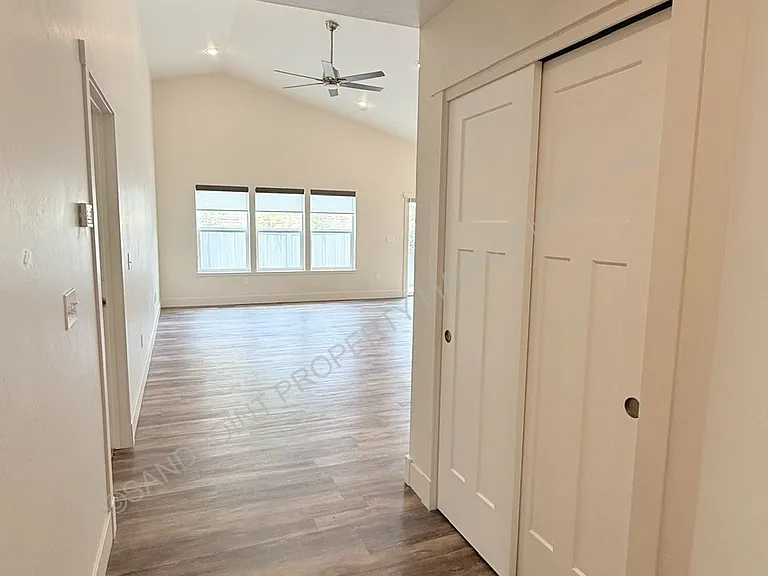 1616 Mosshart St — Photo 9