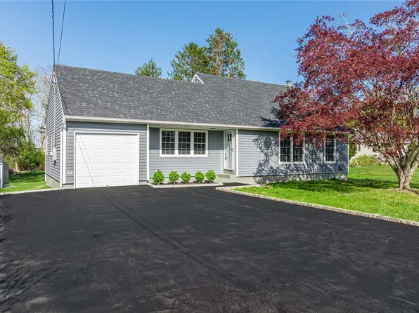 970 Village Lane, Mattituck, NY 11952