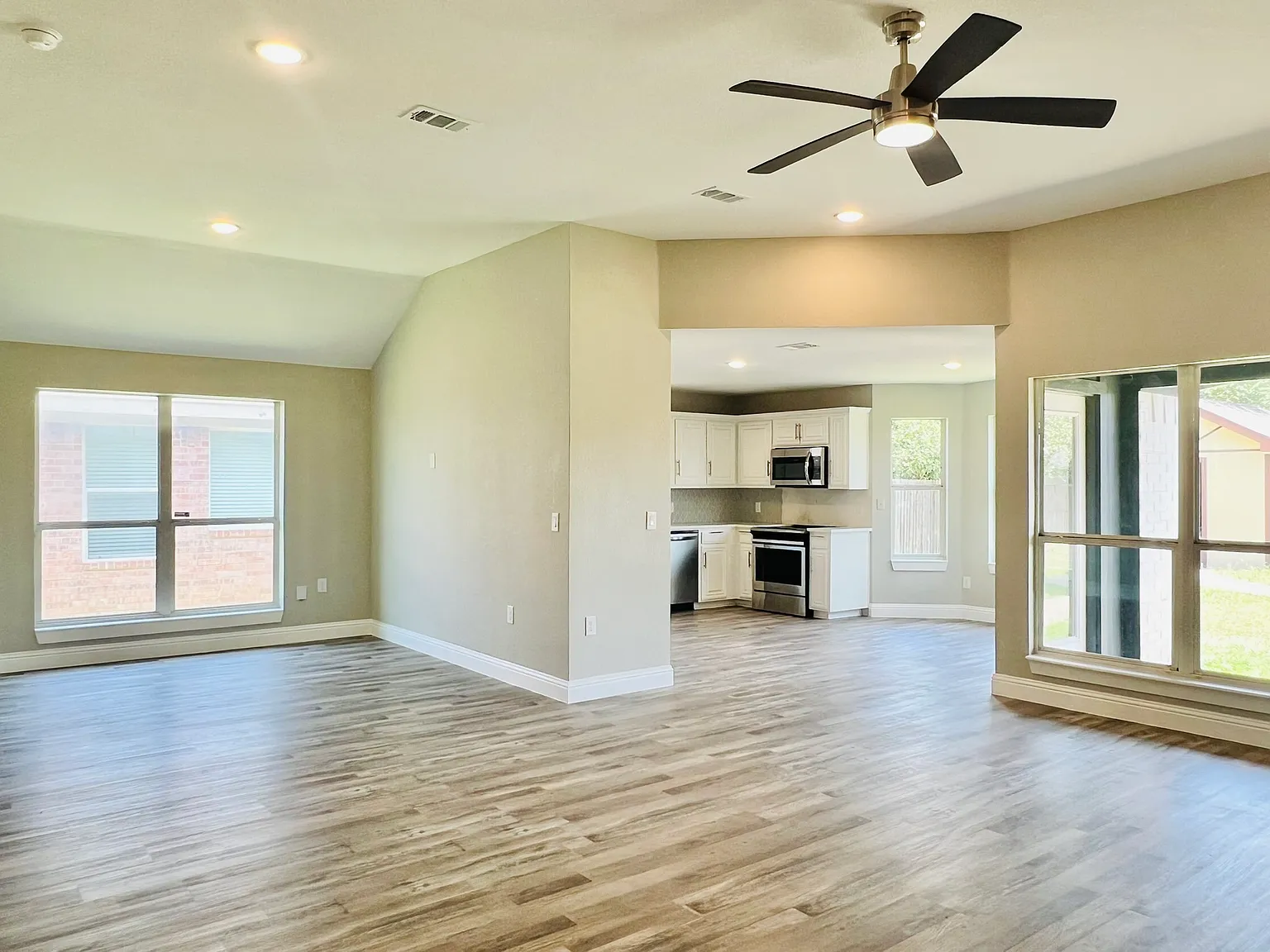 3 bed, 1600 sqft, $2,480 — Photo 3