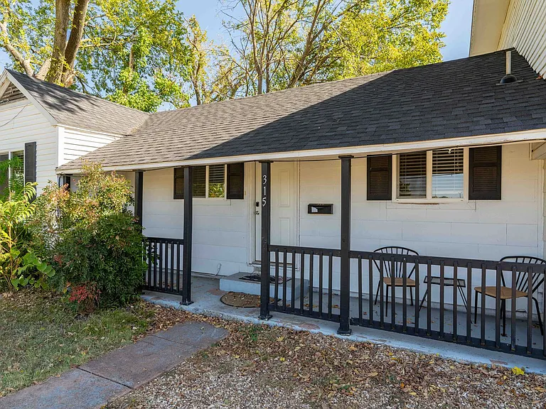 315 SW F St — Photo 2