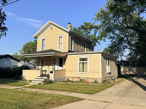 3rd image of 711 Maple St