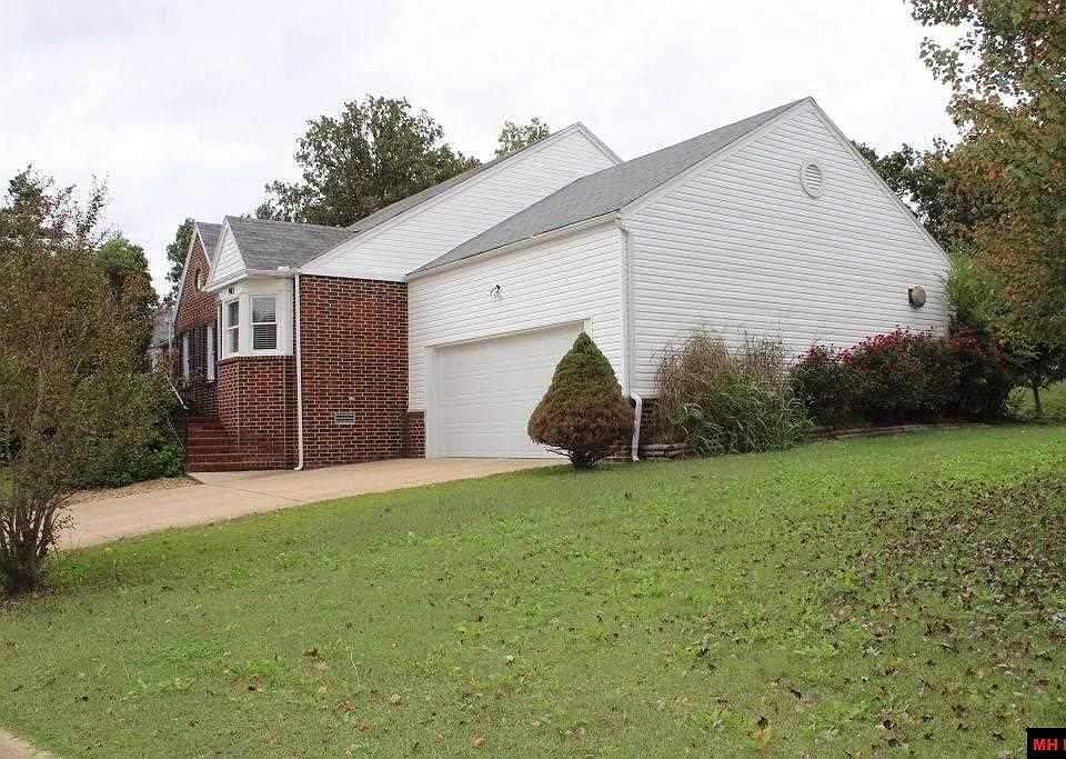 1st image of 903 Oak Mdws