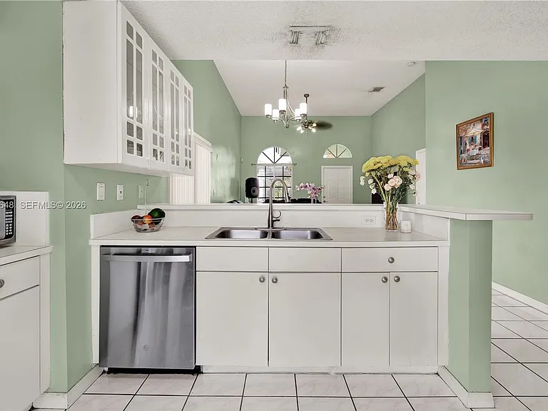 14138 SW 164th Ter — Photo 2