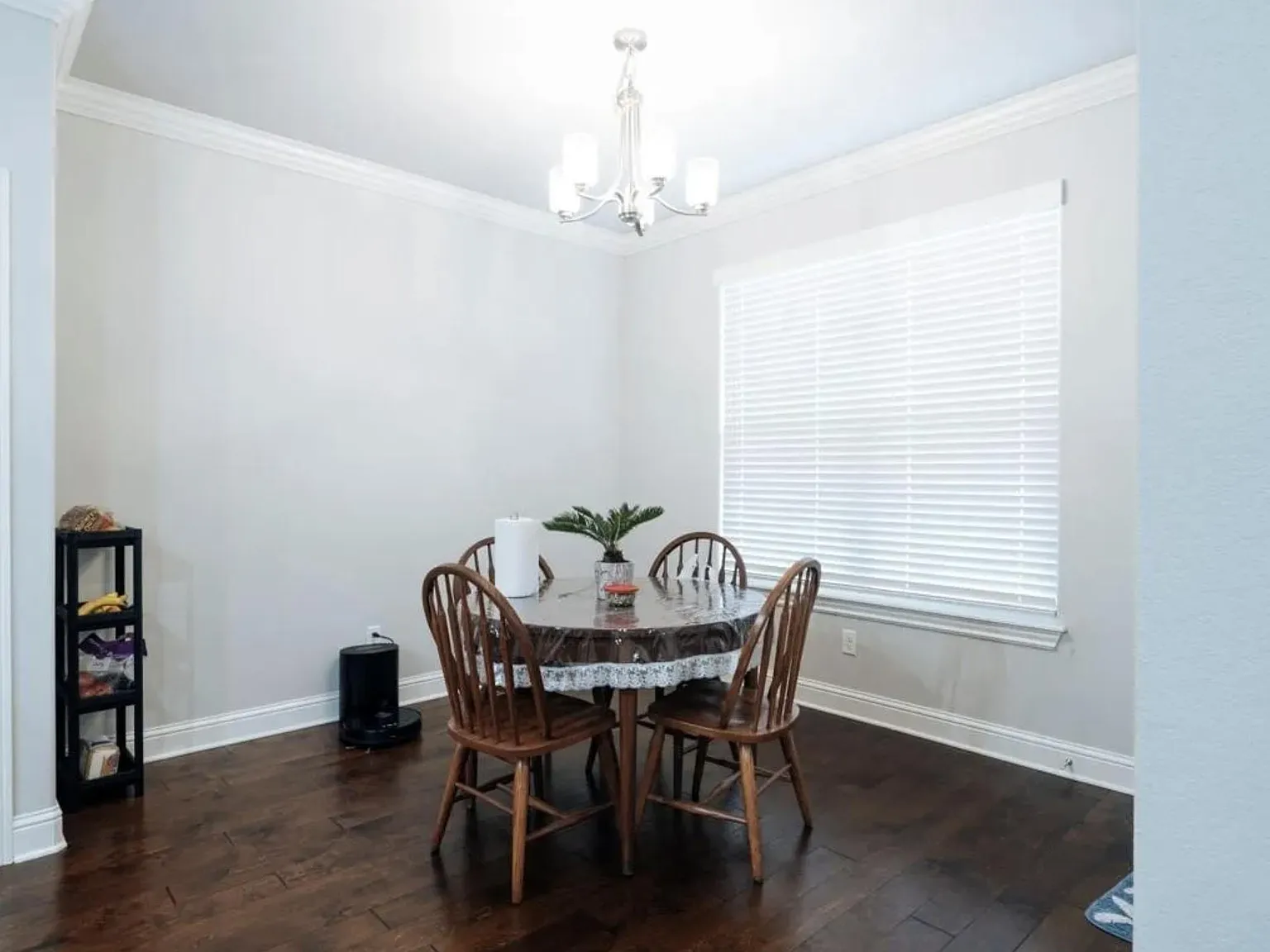 4 bed, 2057 sqft, $2,075 — Photo 2