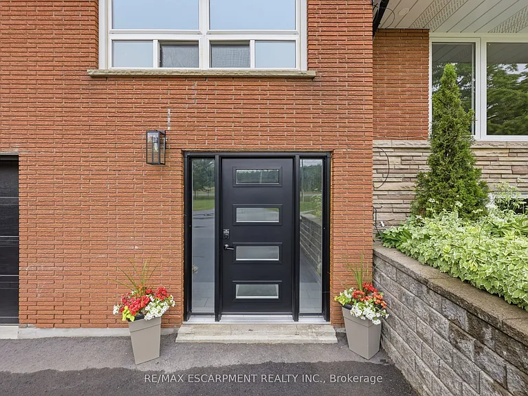 891 Centre Rd — Photo 3
