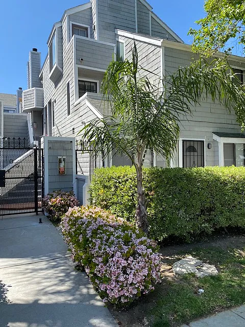 2 bed, 750 sqft, $2,250 — Photo 2