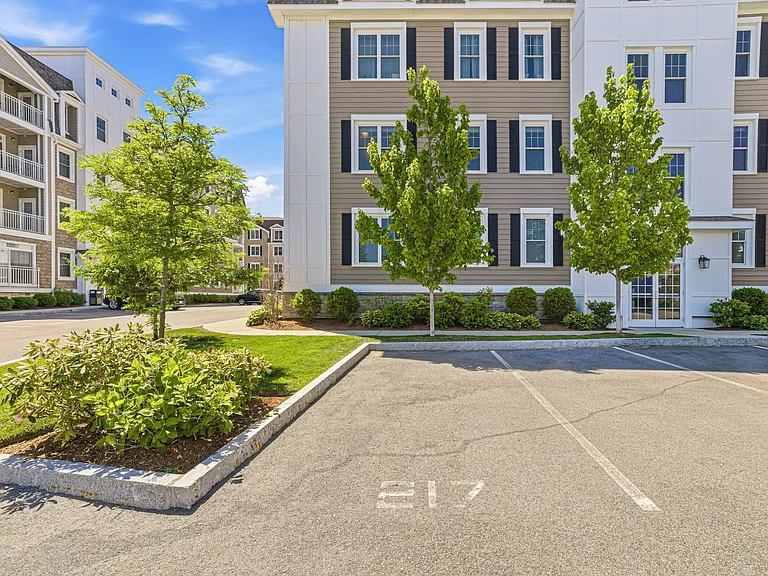 320 Middlesex Ave #D208 — Photo 40
