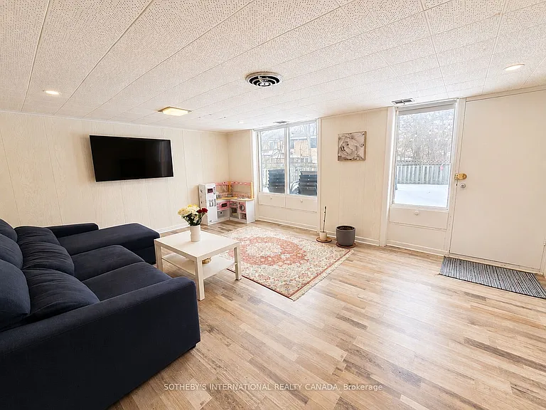 10 Ternhill Cres — Photo 9