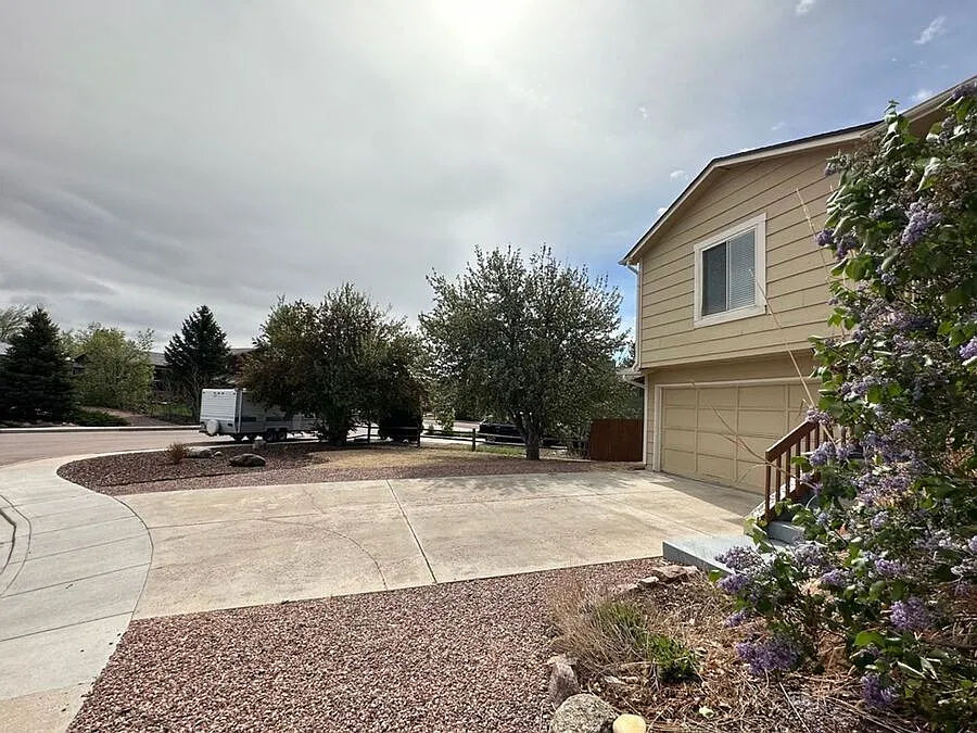 3bd Split-Level Home With A/C, Mountain Views & Spacious Fenced Back Yard - Security Deposit Waiv... — Photo 4