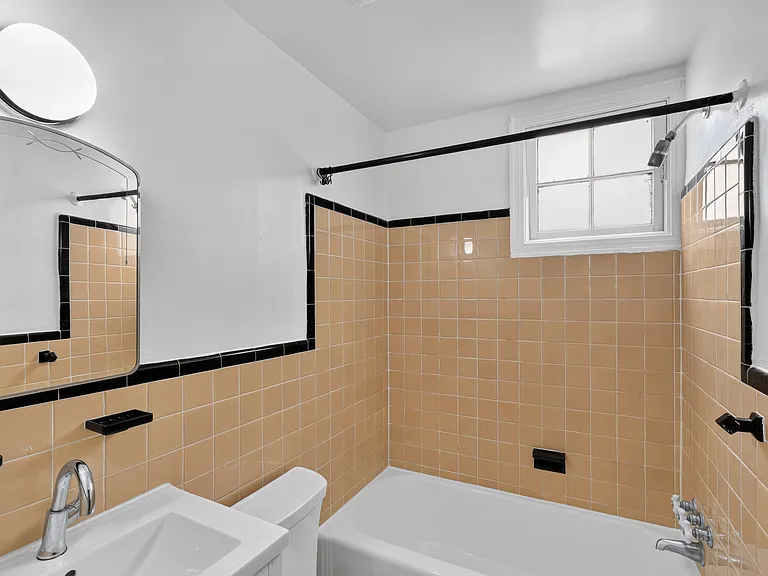 1915 C St NE #A — Photo 25