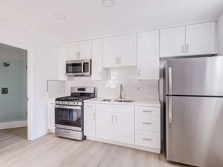 Berendo Street Apartments — Photo 16