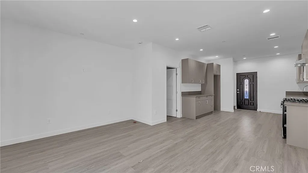 3 bed, 2.5 bath, 1300 sqft, $3,800 — Photo 4