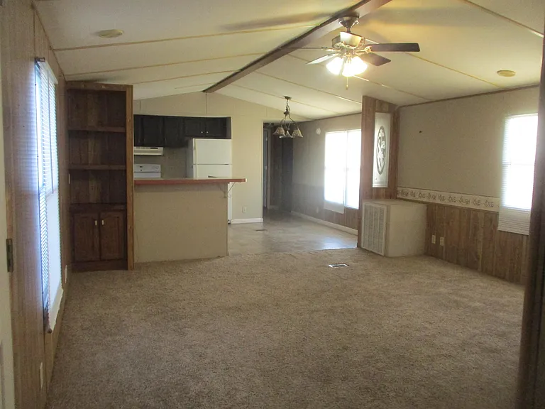 413 Debby St — Photo 2