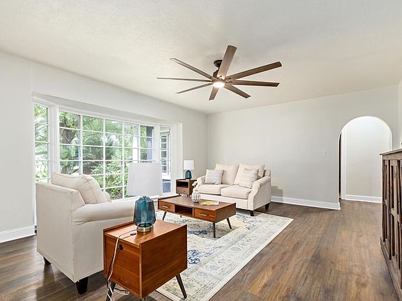 3rd image of 118 N Caldwood Dr