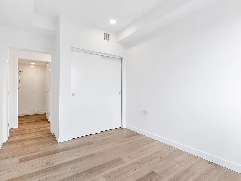127 E 12th St — Photo 23