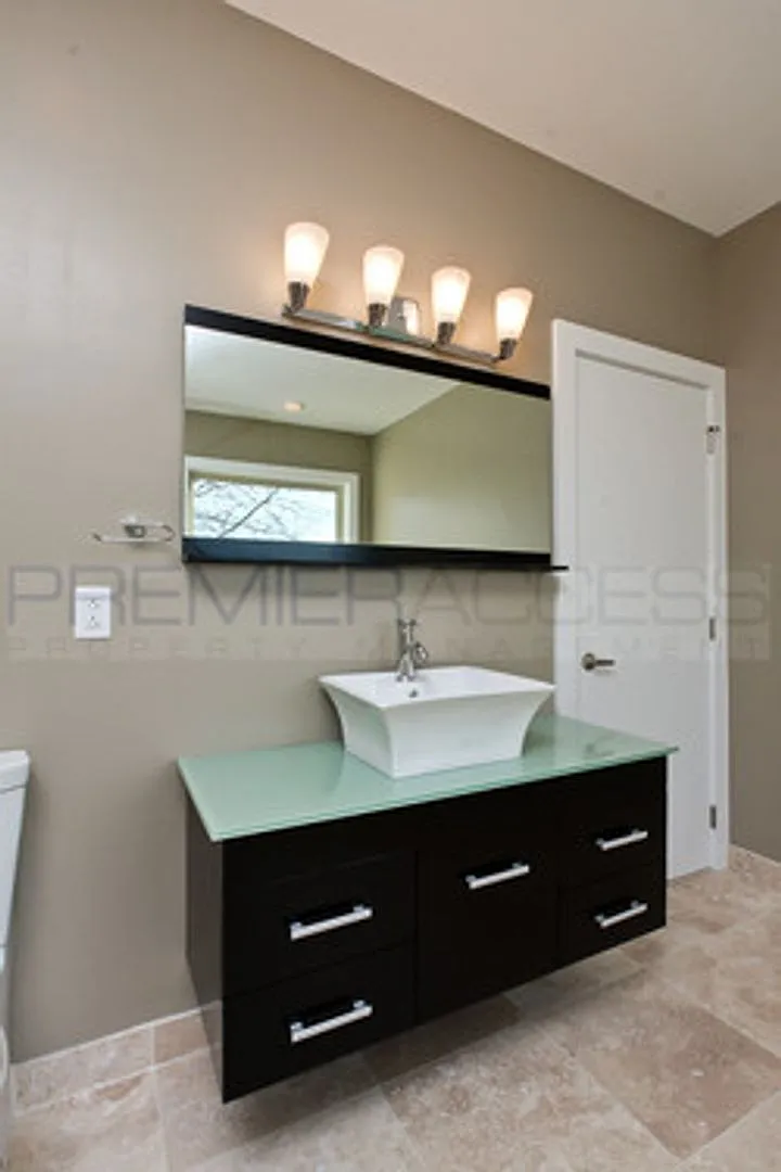 Queen Village Townhome with Parking — Photo 3