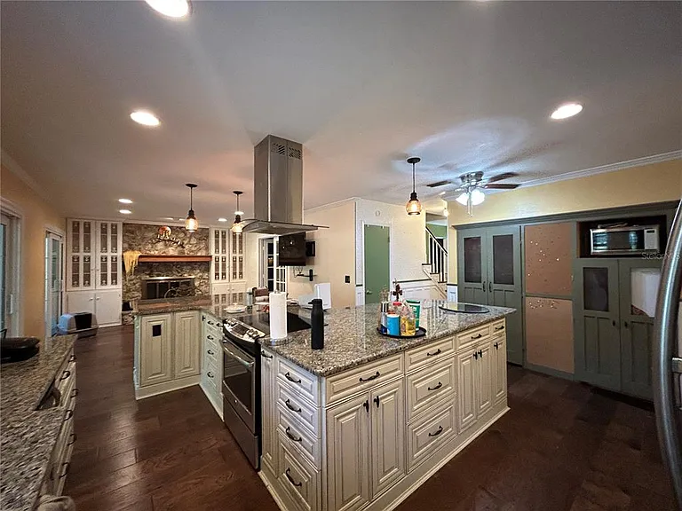 608 SW 80th Blvd — Photo 9