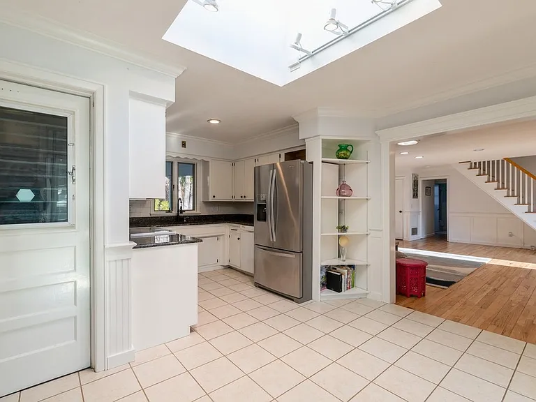 122 Pembroke Dr — Photo 5