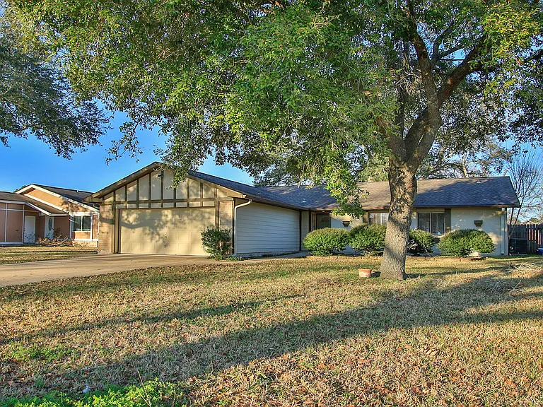 16911 Hibiscus Ln — Photo 39