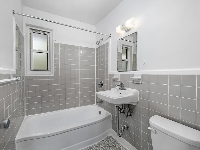 Crestwood Lake Apartments — Photo 27
