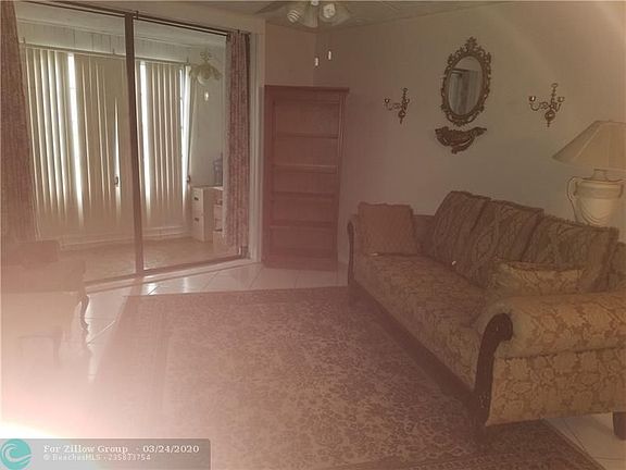 5th image of 2861 Somerset Dr APT 116