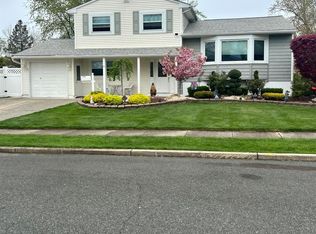 6 Gramercy Rd, Old Bridge, NJ 08857