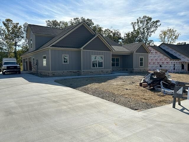 1st image of 135 Bridlewood Dr #8