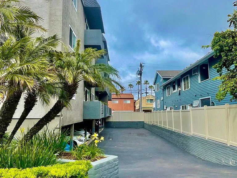 La Pacifica Apartments — Photo 4