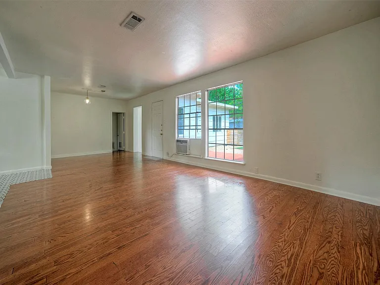 1803 Pearl St — Photo 8