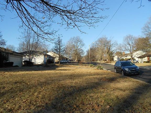 3rd image of 501 W 96th Ter