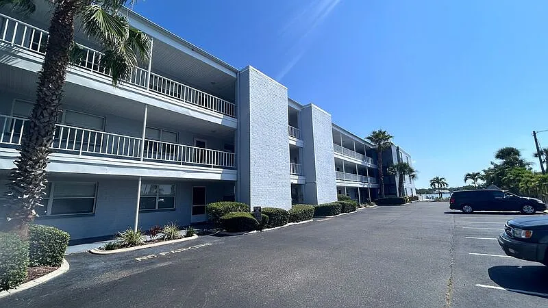 2 bed, 2.0 bath, 875 sqft, $2,495 — Photo 2