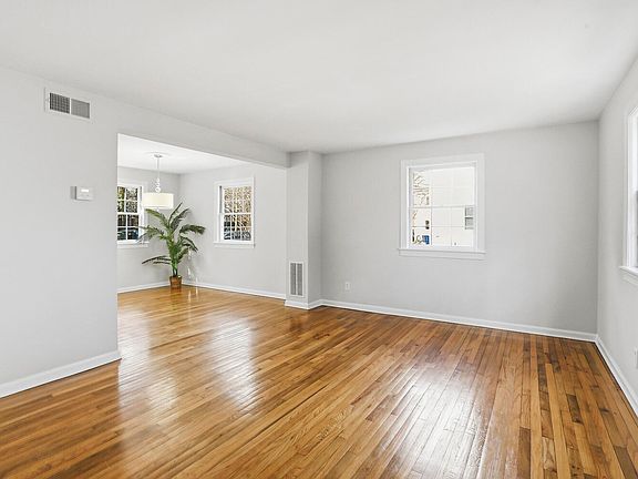 5th image of 933 Saint Marys St