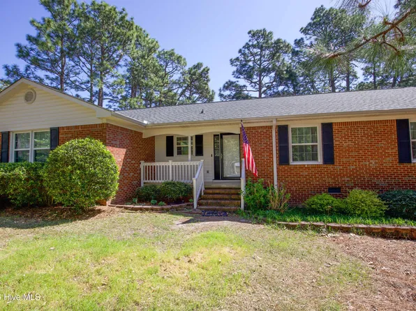 115 E Hedgelawn Way, Southern Pines, NC 28387