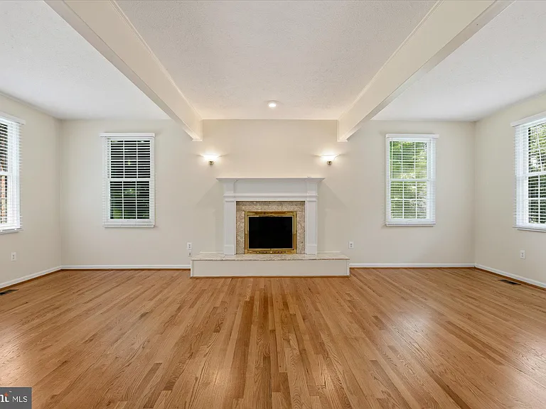 9708 Locust Hill Dr — Photo 5