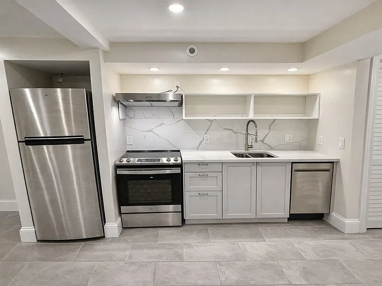 35 Foster St #A — Photo 5