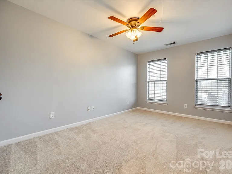 618 Bayou Cir — Photo 16