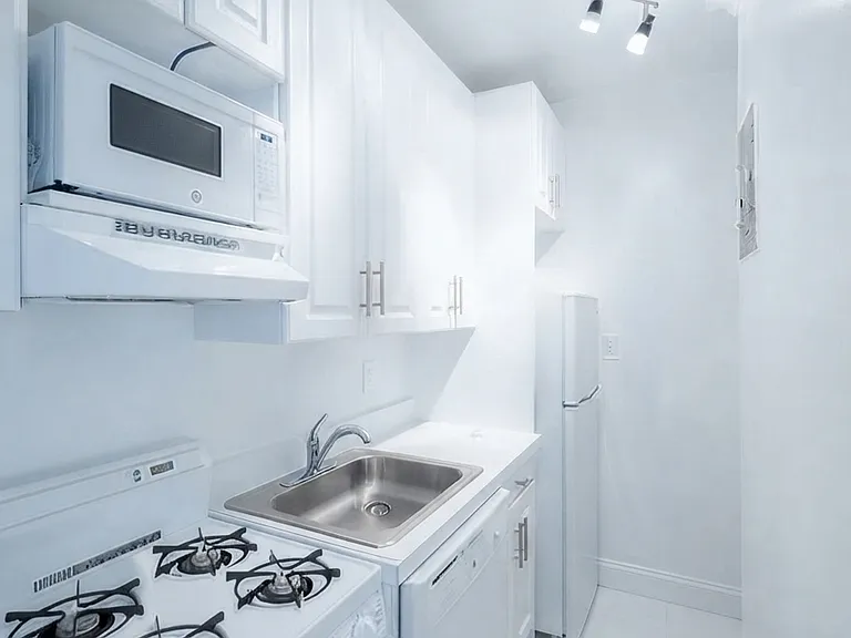226 E 74th St #3B — Photo 2