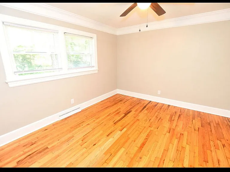 836 Burton St — Photo 10