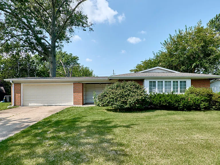 1495 Tremont Dr — Photo 1