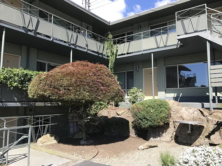 2350 Beacon Ave S — Photo 64