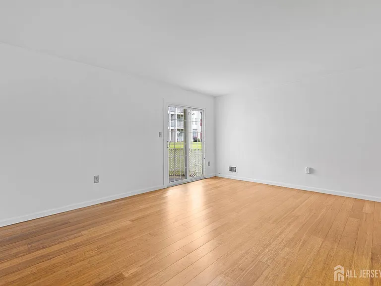 454 Northam Dr — Photo 2