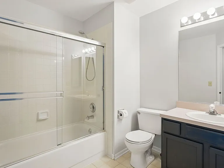 2052 Waverly Ln — Photo 2
