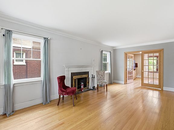 4th image of 3829 W Addison St