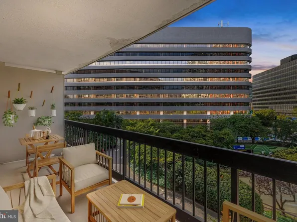 1805 Crystal Dr APT 318S, Arlington, VA 22202