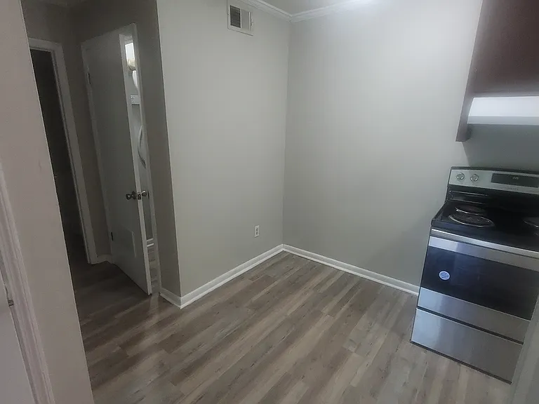 Lakewood Apartments — Photo 9