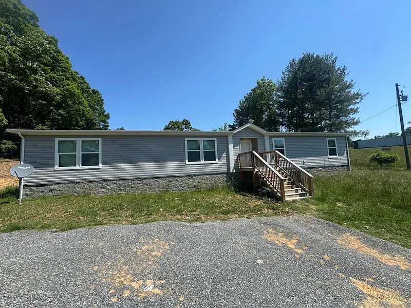 4 bed, 2000 sqft, $3,000 — Photo 1