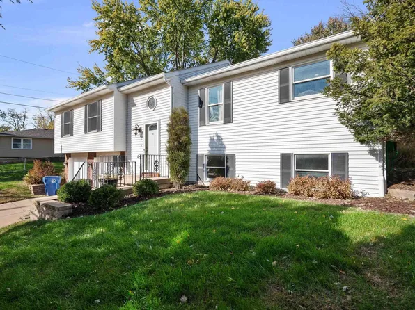 2630 Tanglefoot Ln, Bettendorf, IA 52722