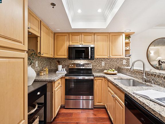 5th image of 2530 Oak Rd APT 201